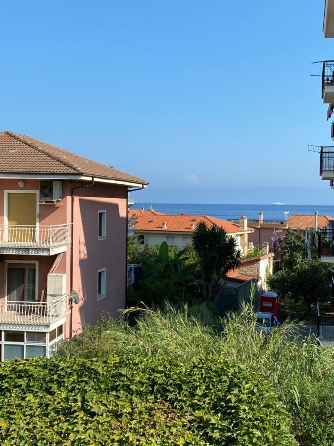 Appartamento Vicino Al Mare Con Parcheggio 리바 리구레 외부 사진