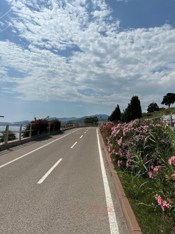 Appartamento Vicino Al Mare Con Parcheggio 리바 리구레 외부 사진